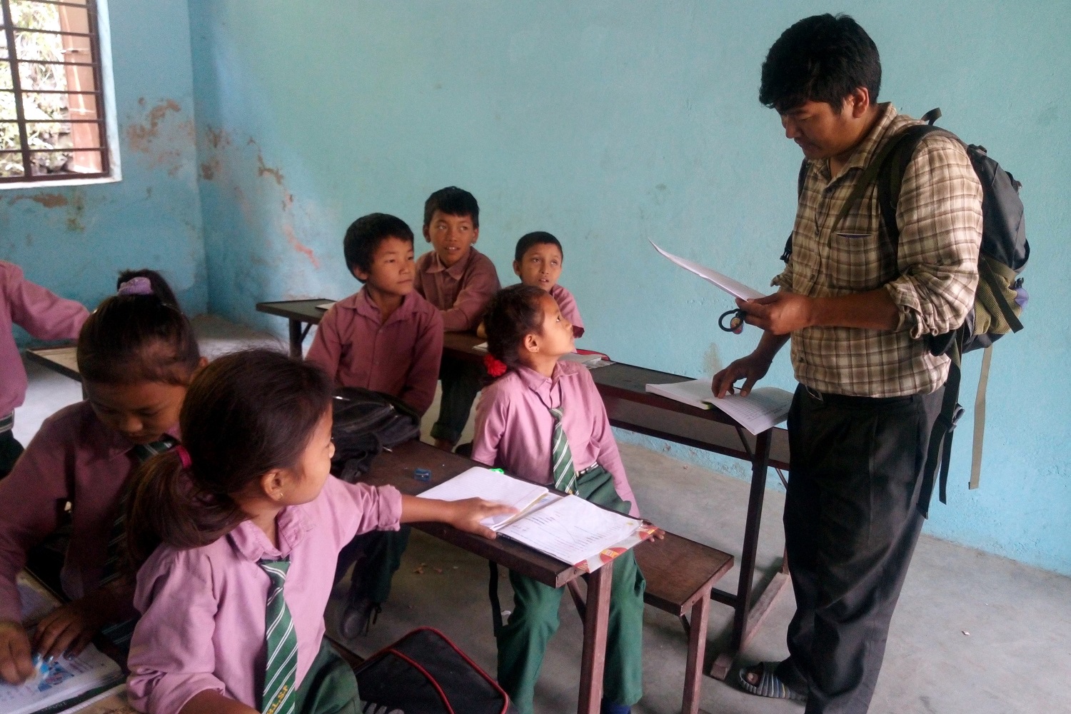 Un cooperante di Helpcode in visita a una scuola del Nepal