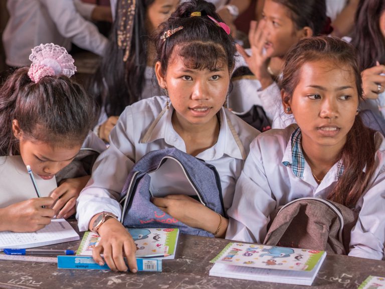 Delle ragazze cambogiane in aula