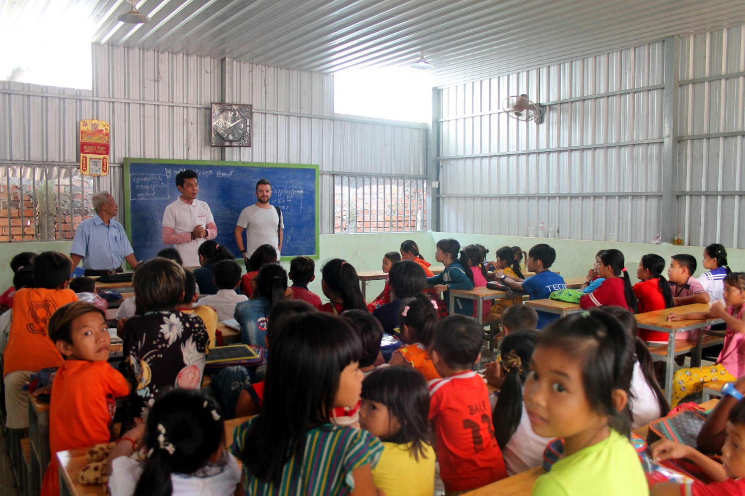 Dei bambini cambogiani a scuola