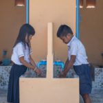 Due bambini combogiani si lavano le mani