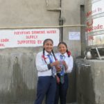 Rebika, una ragazza nepalese, insieme a una sua amica mentre bevono acqua pulita