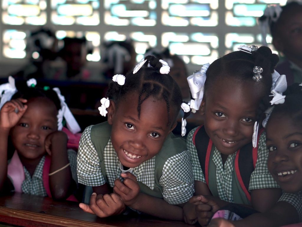 Un gruppo di bambini a scuola