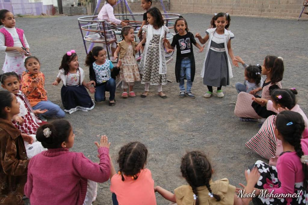 Bambini yemeniti in cerchio