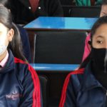 Studenti nepalesi a scuola con le mascherine