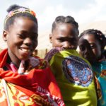 Delle donne mozambicane sorridono