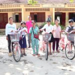 Ragazze cambogiane con le loro bici
