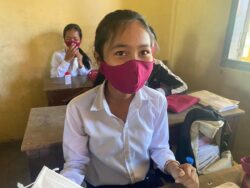 Cambogia-ragazze-scuola-covid-mascherine